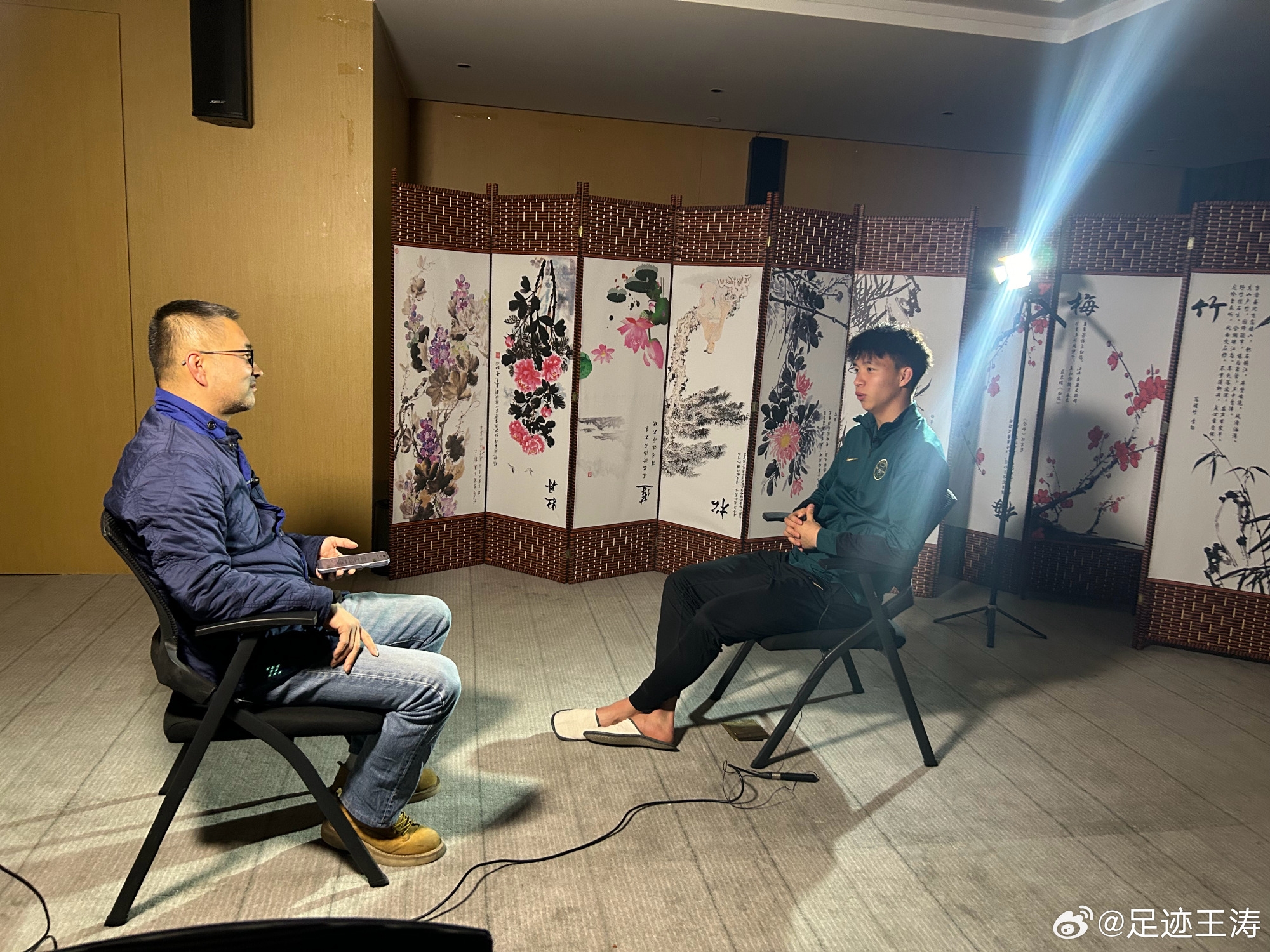 記者：王鈺棟視韋世豪為偶像&想加他微信，現(xiàn)進(jìn)了國足不知加到?jīng)]