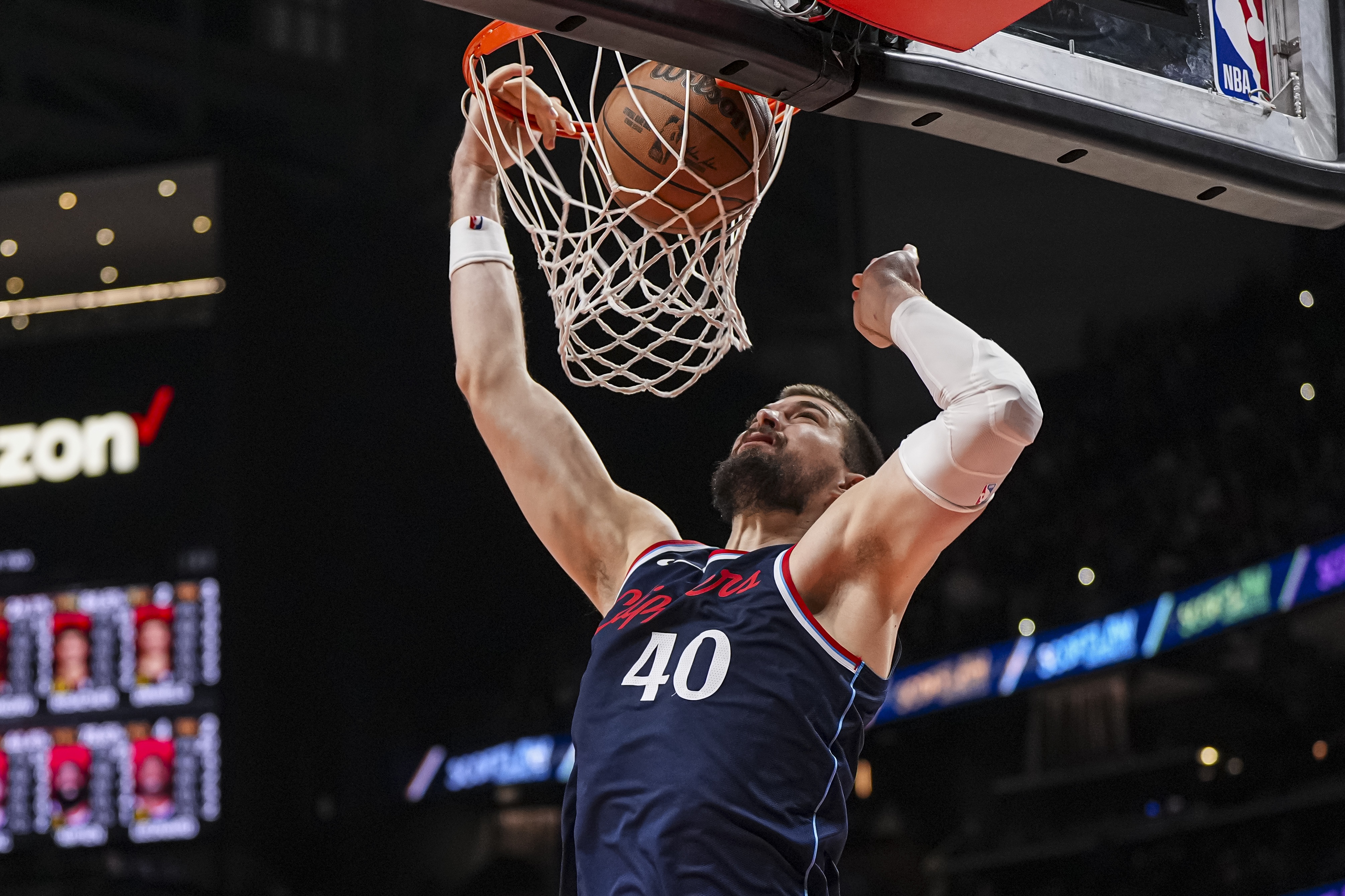 面對(duì)雙塔爆砍28+20!美記:再次申明 祖巴茨就是快船本賽季的MVP